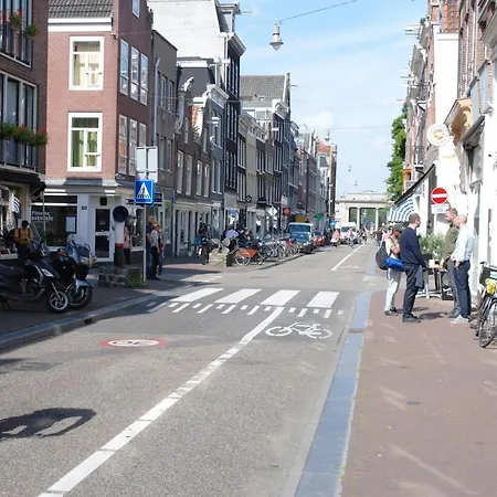 Hip & Stylish In Center, Near Trainstation, 15 Min Walk Гостевой дом 4*