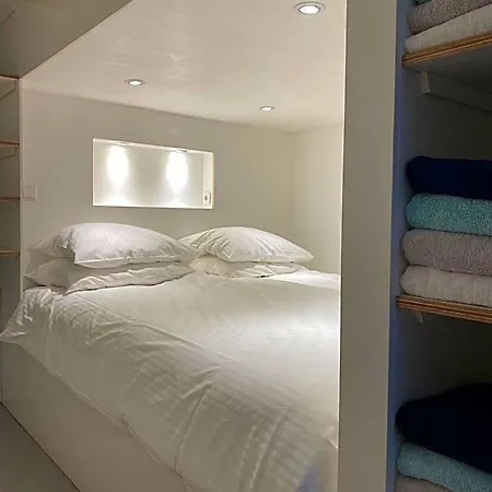 Hip & Stylish In Center, Near Trainstation, 15 Min Walk Guest house