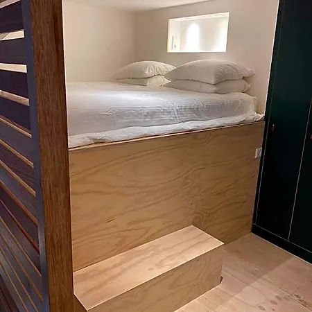 Hip & Stylish In Center, Near Trainstation, 15 Min Walk Guest house 4*