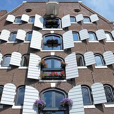 Hip & Stylish In Center, Near Trainstation, 15 Min Walk