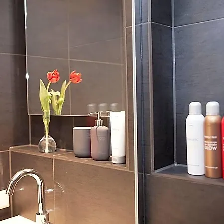 Hip & Stylish In Center, Near Trainstation, 15 Min Walk Guest house