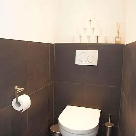 Hip & Stylish In Center, Near Trainstation, 15 Min Walk