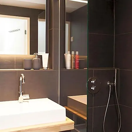 Hip & Stylish In Center, Near Trainstation, 15 Min Walk 4*