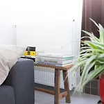 Hip & Stylish In Center, Near Trainstation, 15 Min Walk Pensión
