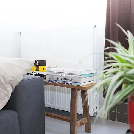 Hip & Stylish In Center, Near Trainstation, 15 Min Walk Guest house